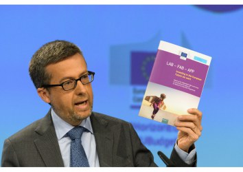 Commissioner Carlos Moedas holding the Lamy report at a press conference on 7 June 2018. © European Union, 2018.