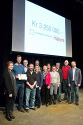 Birthe Mørreaunet Selvaag from the DNB Savings Bank Foundation gives Norway Makers the donation, in the presence of Norwegian science centre directors