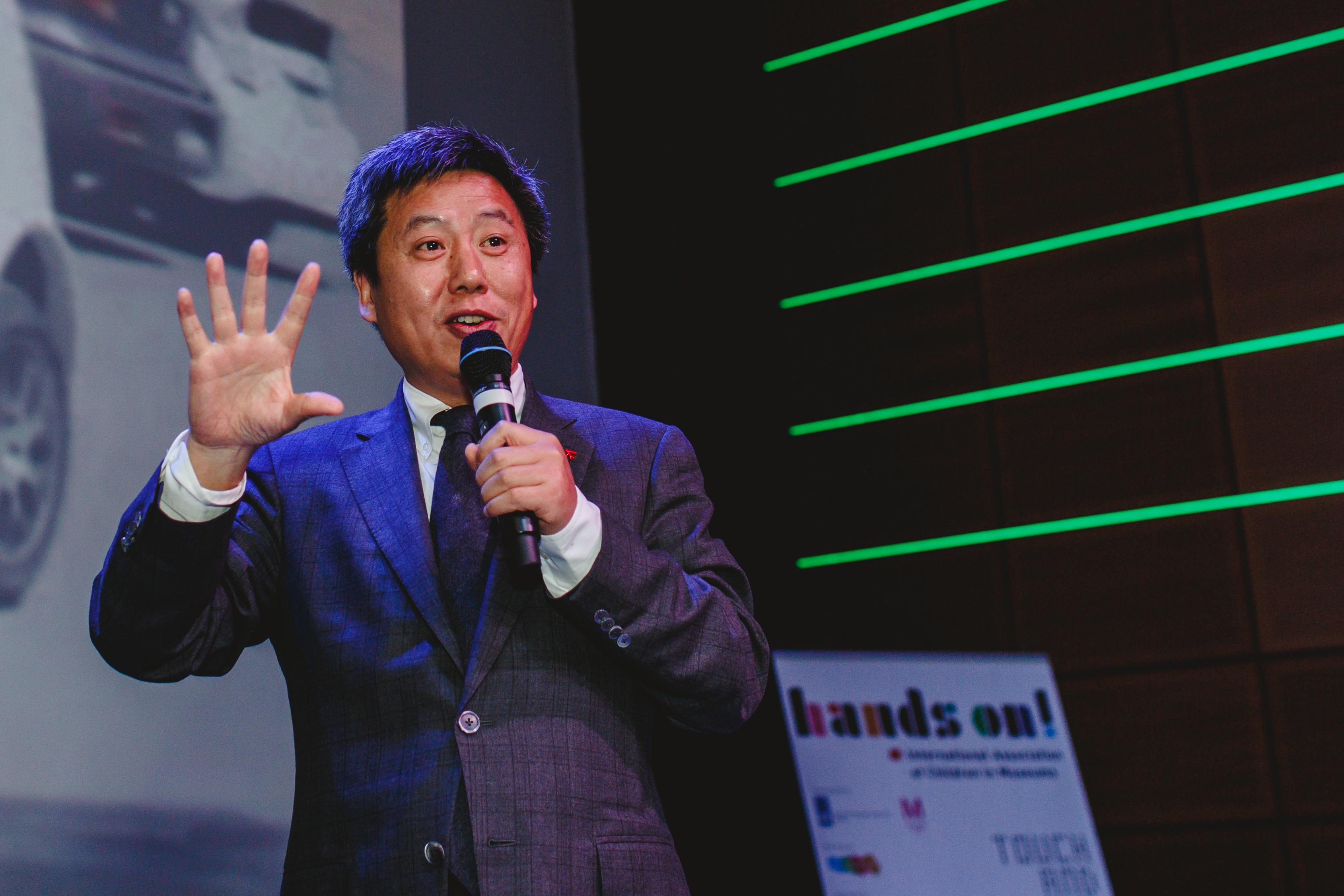 Keynote speaker Yong Zhao at the 2015 Hands-on! conference - Photo by Bibi Veth Keynote speaker Yong Zhao at the 2015 Hands-on! conference - Photo by Bibi Veth