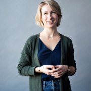 Portrait picture of Lieke with short blond hair smiling at the camera