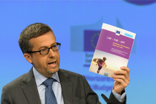 Commissioner Carlos Moedas holding the Lamy report at a press conference on 7 June 2018. © European Union, 2018.