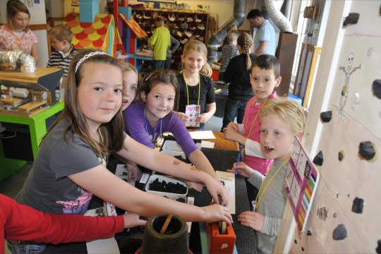 Children at one of the Discovery Corners / Ontdekhoek  