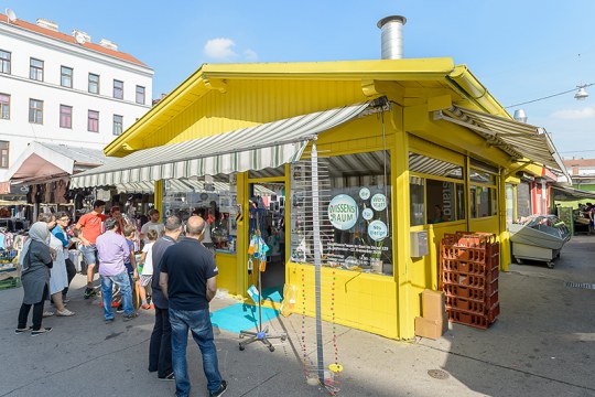 A Knowledgeroom pop-up space in a Viennese market stall © Marko Kovic SCN